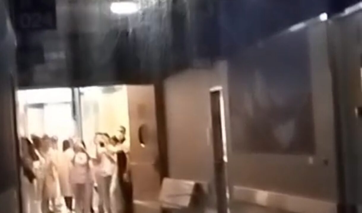 Llueve en la planta 0 del hospital de Cruces: una rotura de tubería obliga a cortar el pasillo