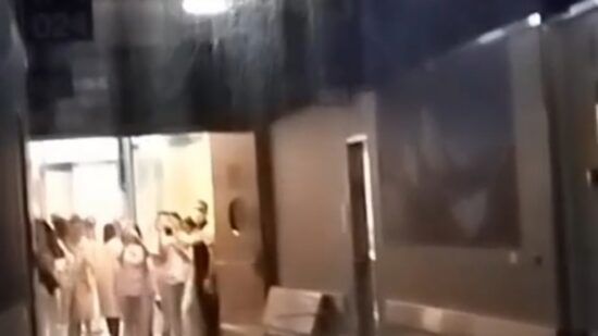 Llueve en la planta 0 del hospital de Cruces: una rotura de tubería obliga a cortar el pasillo