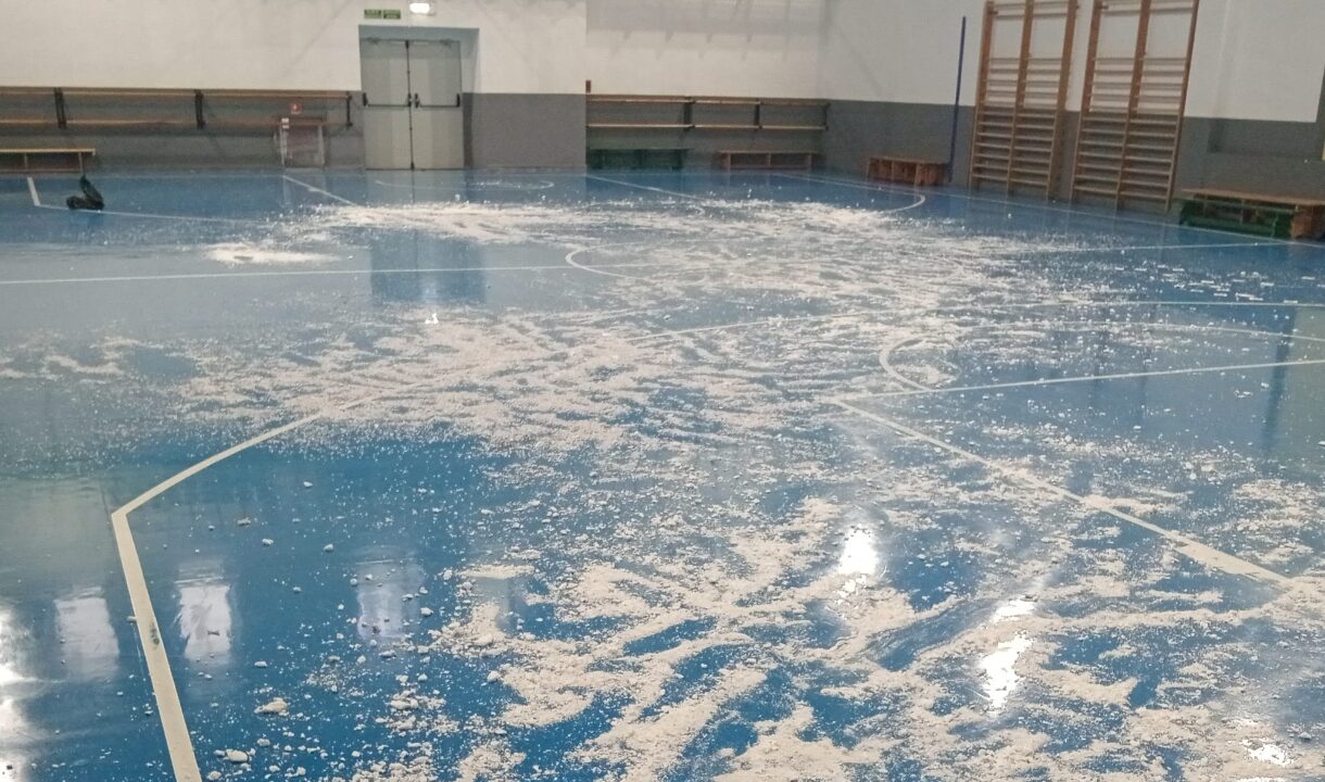 Otxarkoaga anula cursos para mayores por la huelga de limpieza: «Es el motivo por el que salen de casa»