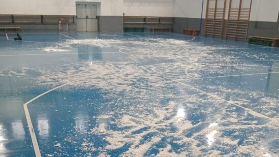 Otxarkoaga anula cursos para mayores por la huelga de limpieza: «Es el motivo por el que salen de casa»