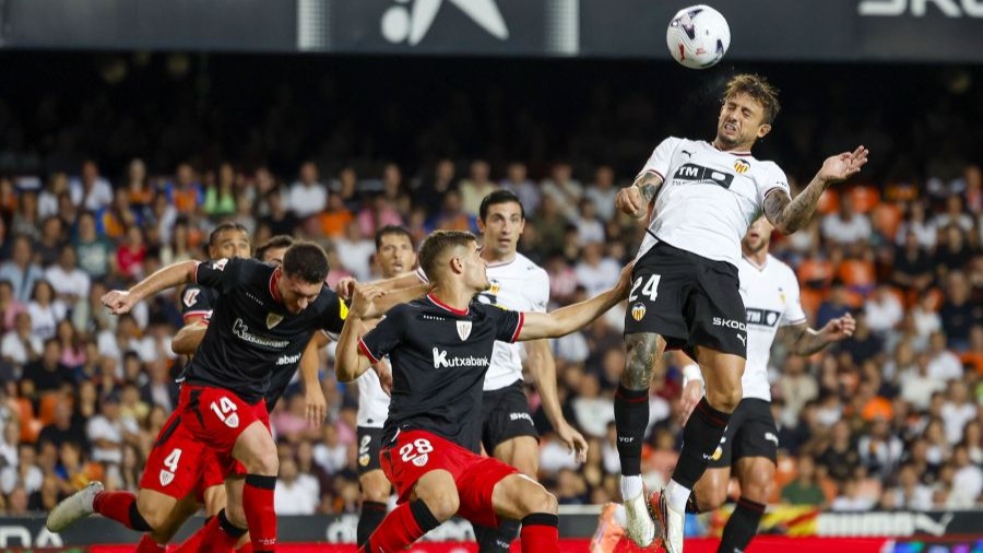 Unai Simón salva a un Athletic con la pólvora mojada