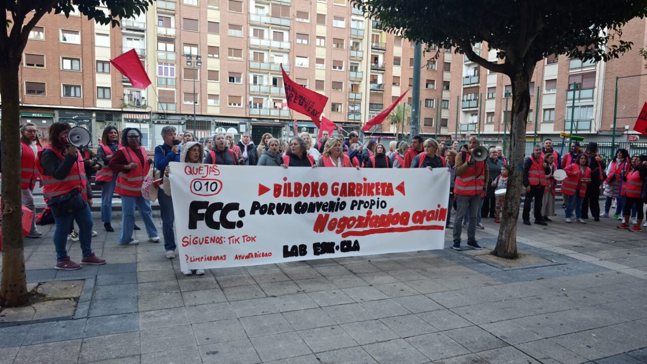 Las familias del colegio Gabriel Aresti estallan por el conflicto de la limpieza