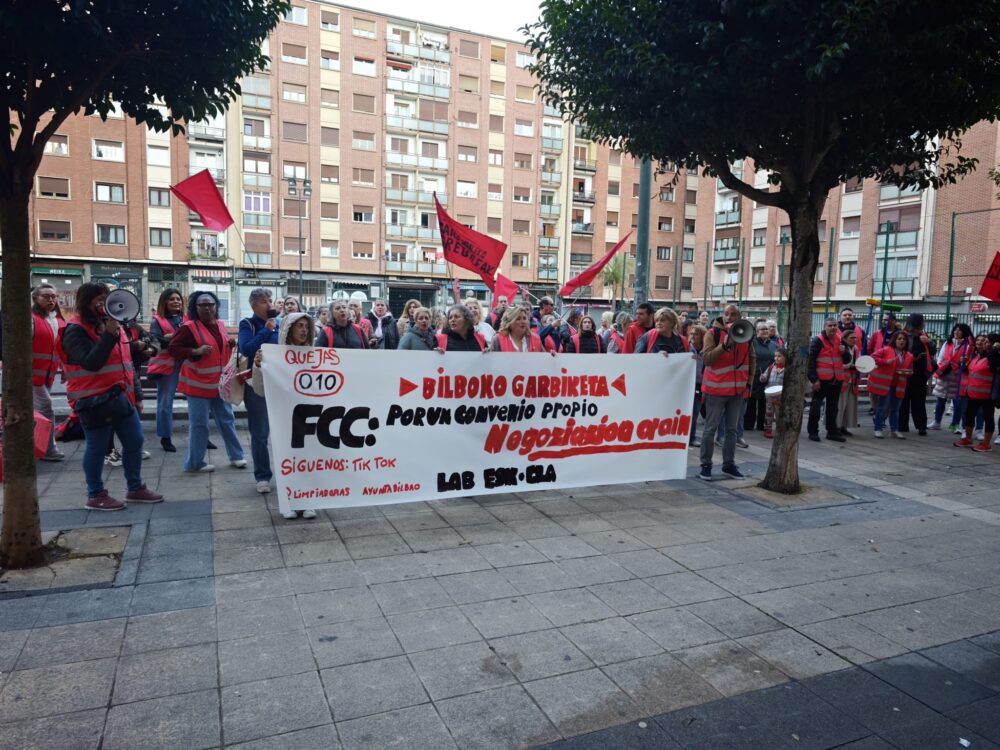 Las familias del colegio Gabriel Aresti estallan por el conflicto de la limpieza