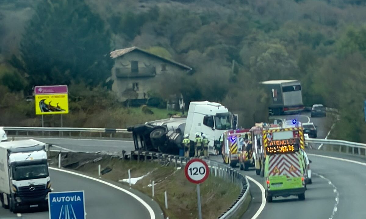 Un camión volcado corta la N-622 antes de los túneles de Aiurdin