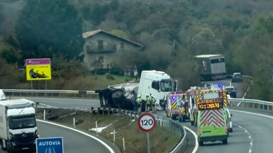 Un camión volcado corta la N-622 antes de los túneles de Aiurdin