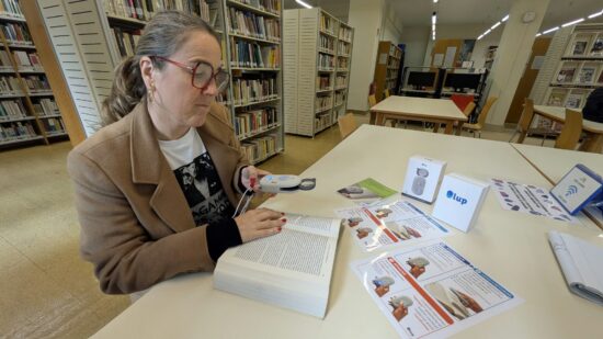 Barakaldo incorpora a su biblioteca central una lupa inteligente para facilitar la lectura