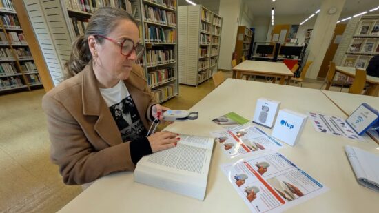 Barakaldo da un paso hacia una lectura más inclusiva con una lupa inteligente en su Biblioteca