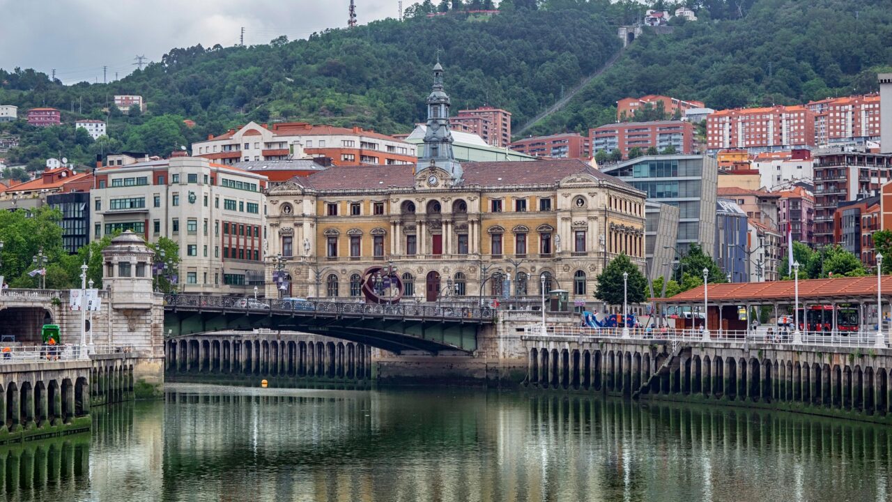 Detenido en Bilbao por intentar arrojar a una menor a la ría en el Arenal