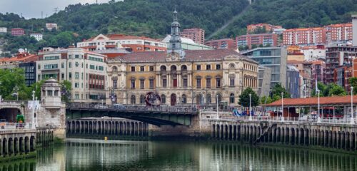 Detenido en Bilbao por intentar arrojar a una menor a la ría en el Arenal