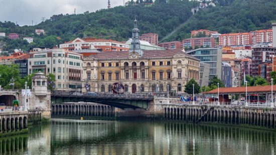 Detenido en Bilbao por intentar arrojar a una menor a la ría en el Arenal
