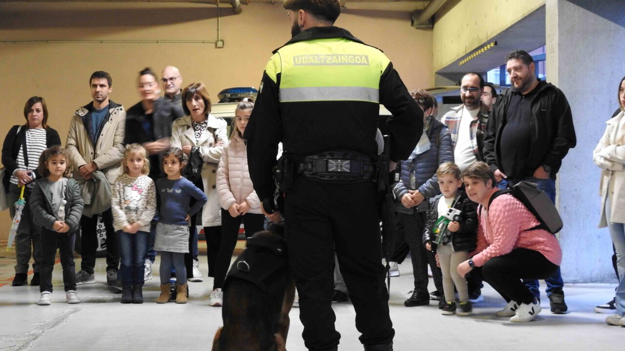 Bilbao abre las puertas de la comisaría de Miribilla para celebrar el 182 aniversario de la Policía Municipal