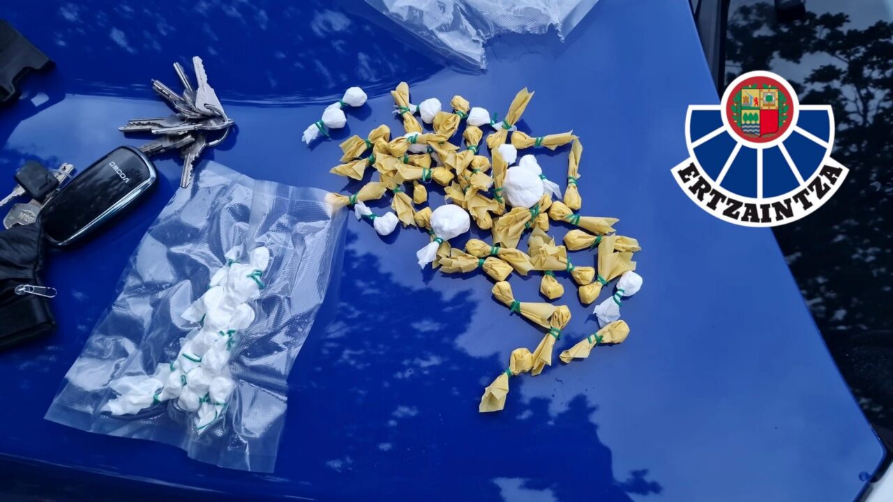 Dos detenidos con 100 gramos de cocaína tras una conducción errática en Mungia