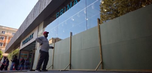 Los comercios de Bilbao se blindan ante los posibles disturbios de este sábado