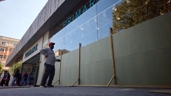 Los comercios de Bilbao se blindan ante los posibles disturbios de este sábado